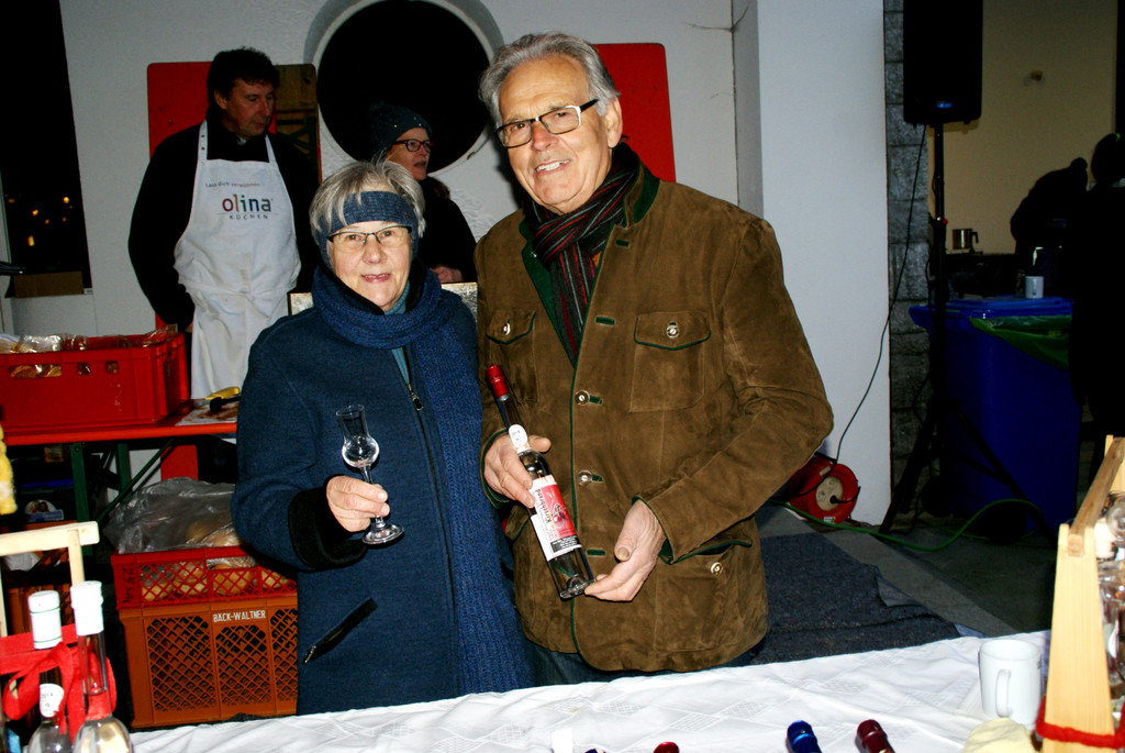 Erika und Heinz Weber mit edlen Tropfen.JPG