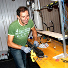 Gerhard vom Schiverein beim schleifen.JPG
