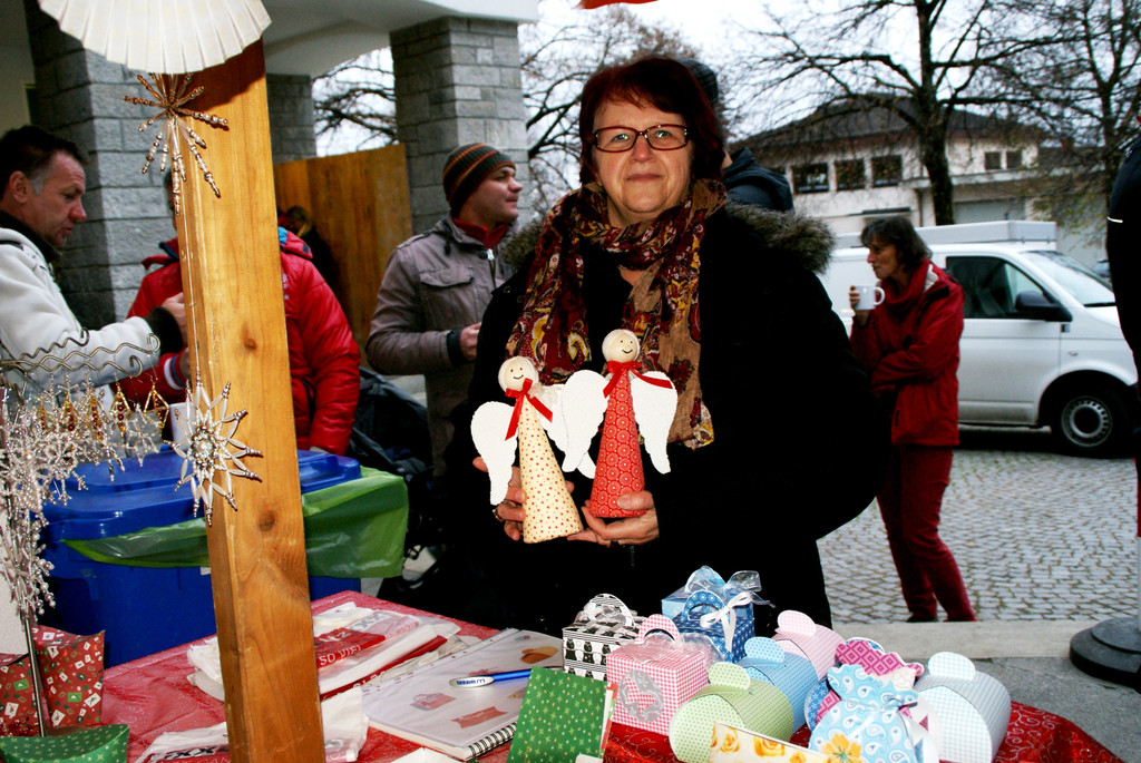 Gertrud Landler mit Schokoverpackungen aus buntem Karton_ Kerzenst__ndern aus Perlen_ Engeln und Geschenksch__chtelchen.JPG