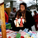 Gertrud Landler mit Schokoverpackungen aus buntem Karton_ Kerzenst__ndern aus Perlen_ Engeln und Geschenksch__chtelchen.JPG
