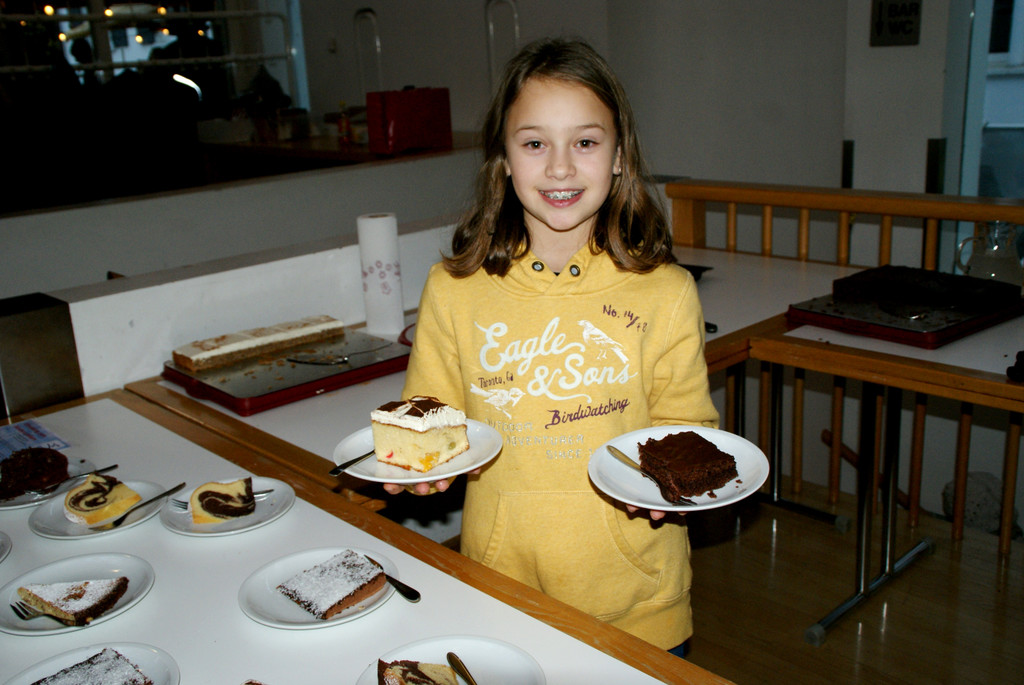 Leonie _10_ mit k__stlichen Kuchem_ gebacken von den Schiverein-Mitgliedern.JPG