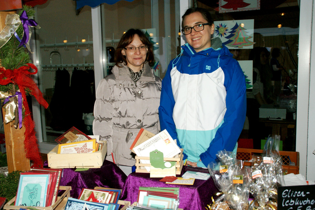 Melanie Bernecker und Stephanie M__ller mit ihren Stempelgr____en und Karten.JPG