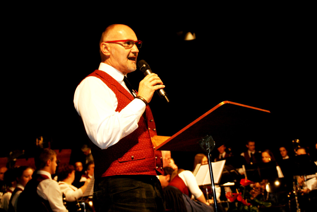 Obmann Johannes Drexel begr____te die Blasmusikfreunde.JPG