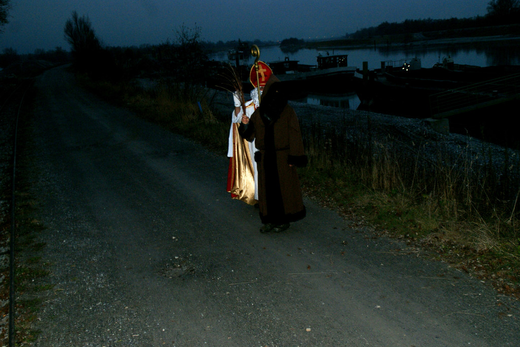 Am Damm wartete der Nikolaus mit Knecht Ruprecht.JPG