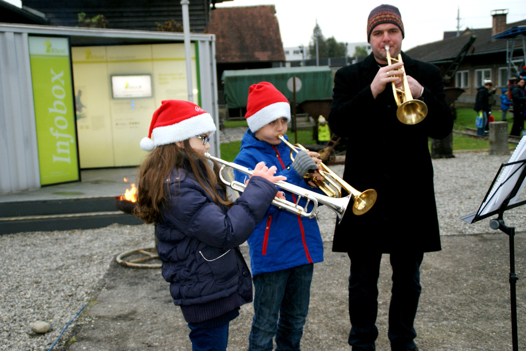 Katharina_ Moritz und Simon spielten Adventlieder.JPG