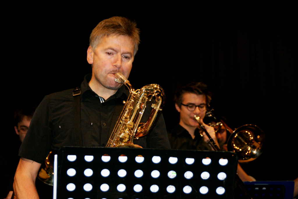 Wolfgang Holzer leitete die Band.JPG