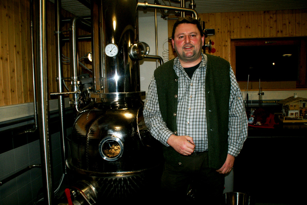 Bruno Broger vor seiner Brennerei.JPG