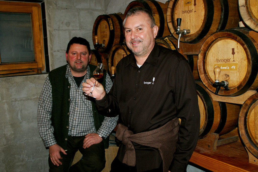Bruno und Eugen Broger zeigen stolz ihr Whisky-Lager.JPG