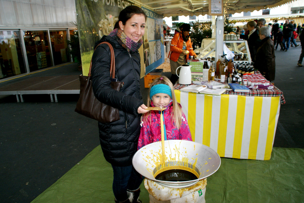 Daniela und Martina ziehen eine Kerze.JPG