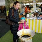 Daniela und Martina ziehen eine Kerze.JPG