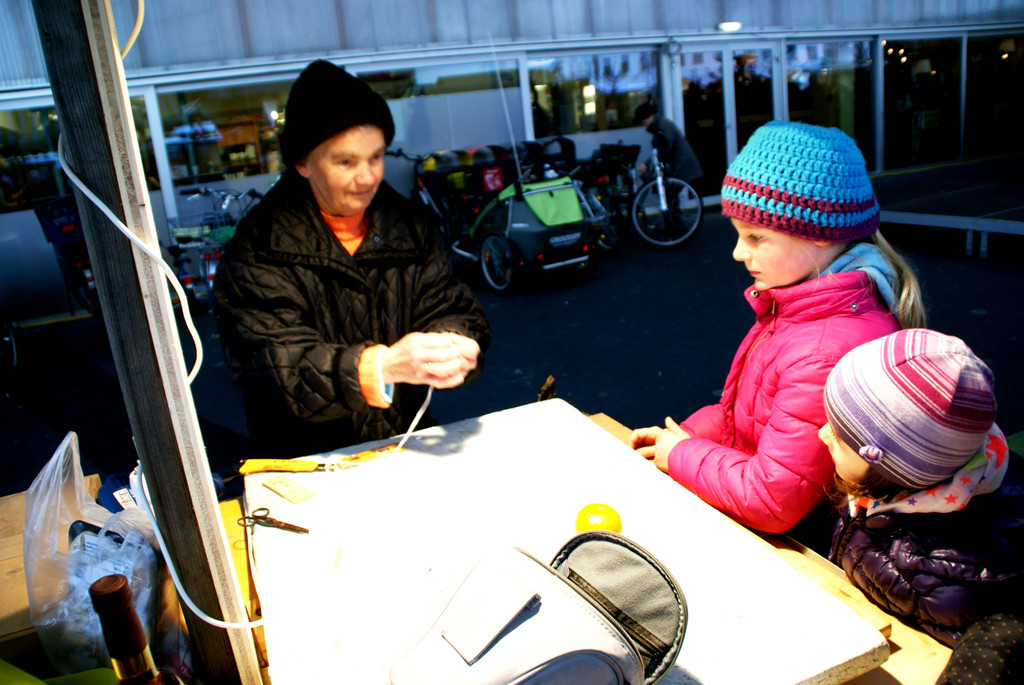 Erna K__ss schneidet den Docht f__r die Kerzen.JPG