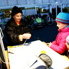 Erna K__ss schneidet den Docht f__r die Kerzen.JPG