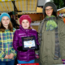 Gabi Hampson mit Anna und Magdalena - beim  WORT Stand.JPG