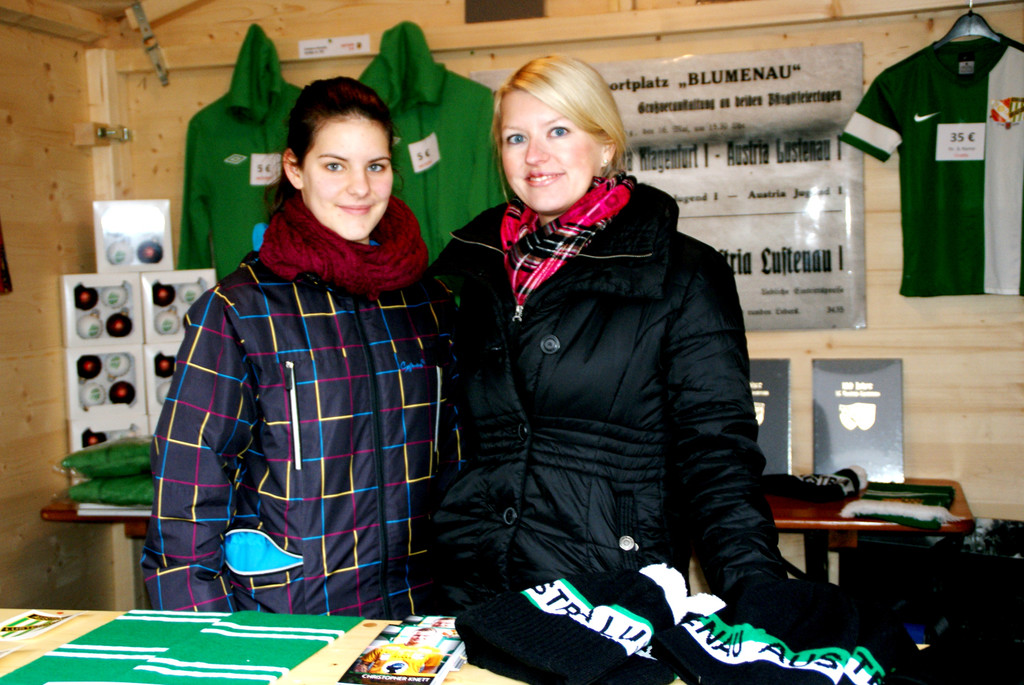 Natalie und Andrea am Austria Stand.JPG
