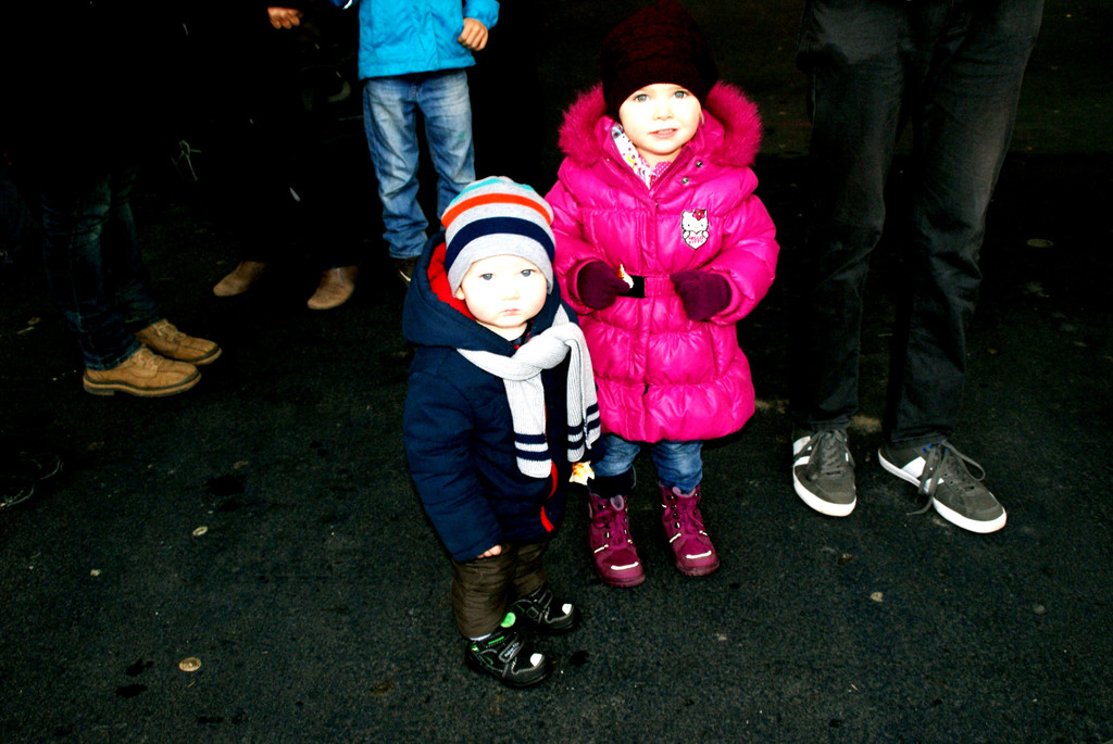 Simon _1_ und Annika _3_ - gleich kommt der Nikolaus.JPG