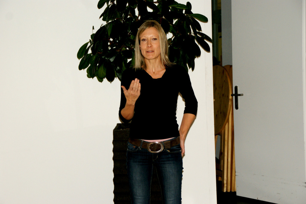 Simone B__sch begr____te die G__ste.JPG