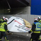 LKW blieb unter Fußgängerbrücke in SCS stecken