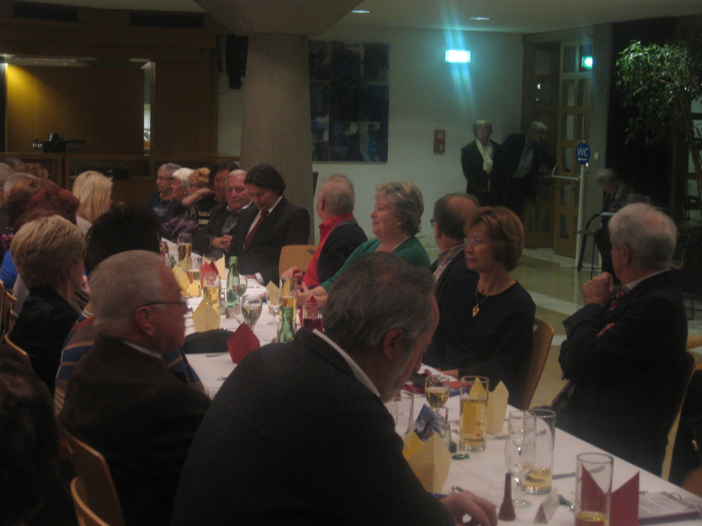 Adventsfeier vom Seniorenring  im Foyer Reichshofsaal 09_12 _18_.JPG