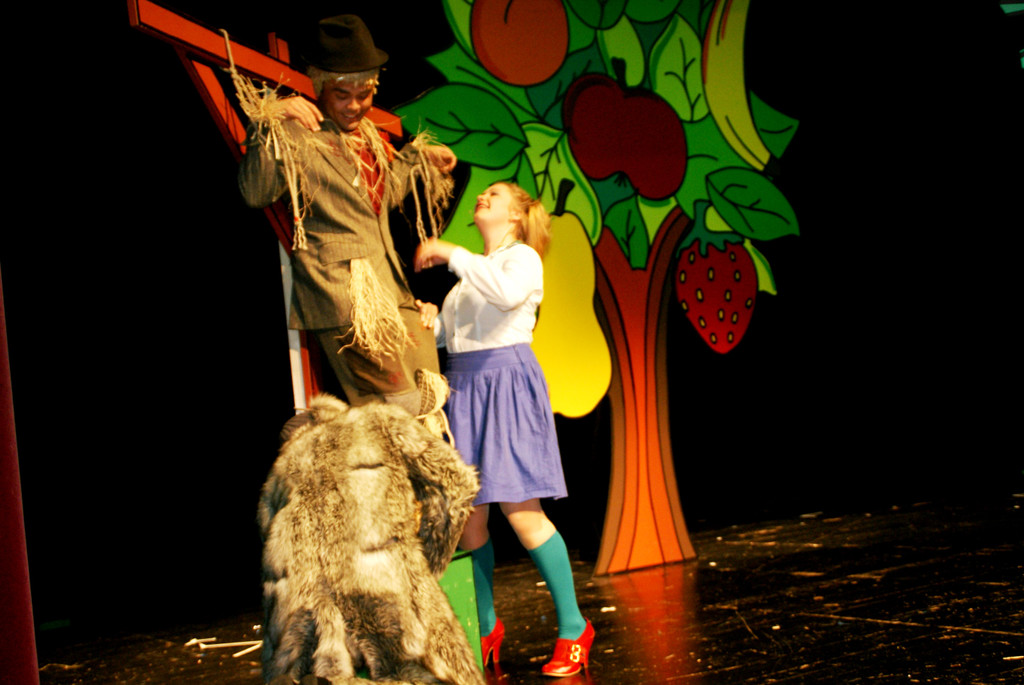 Dorothy trifft die sprechende Vogelscheuche.JPG