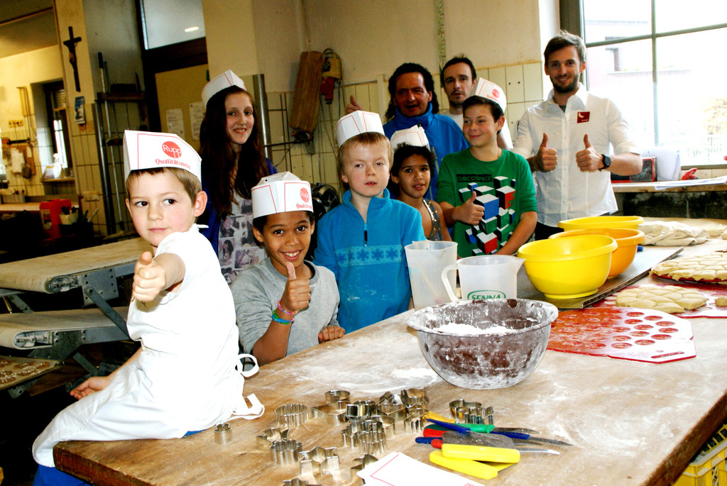 Martin Hosp_ B__cker Robert und DJ-Pereira mit den kleinen B__ckern.JPG