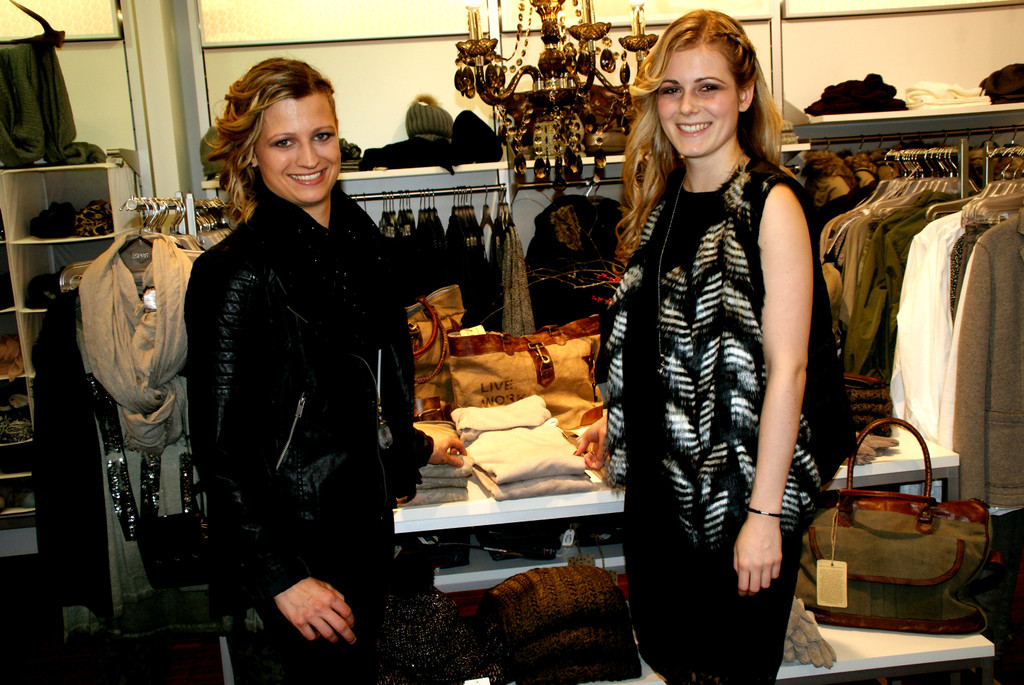 Die Models Fabienne und Chiara stellten angesagte Mode vor.JPG