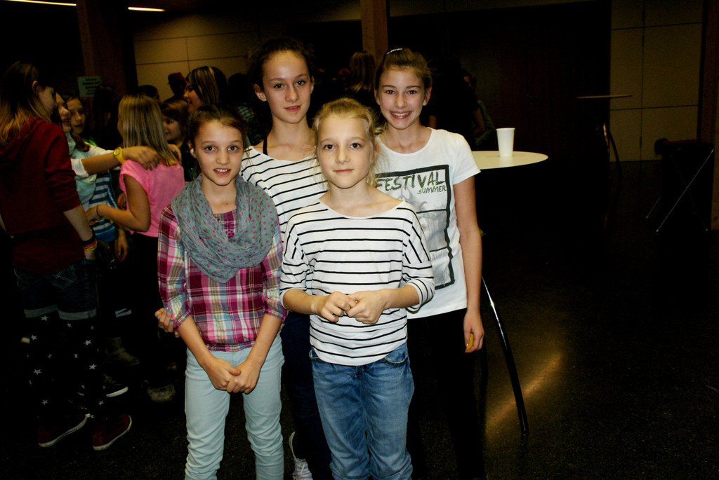 v_li_ Julia_ Ella_ Vivian_ Anna.JPG