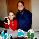 Lea und Saskia mit selbst geh__kelten Babysch__hchen.JPG