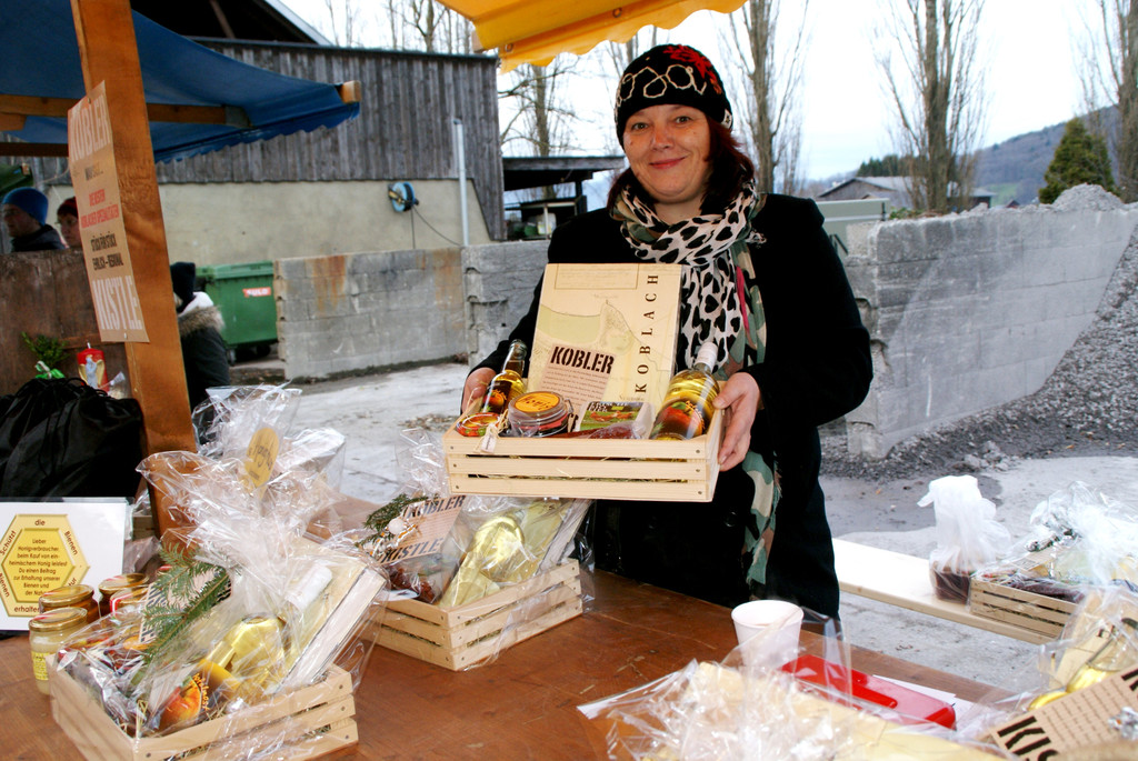 Angelika Amann mit der Kobler-Kiste.JPG