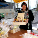 Angelika Amann mit der Kobler-Kiste.JPG