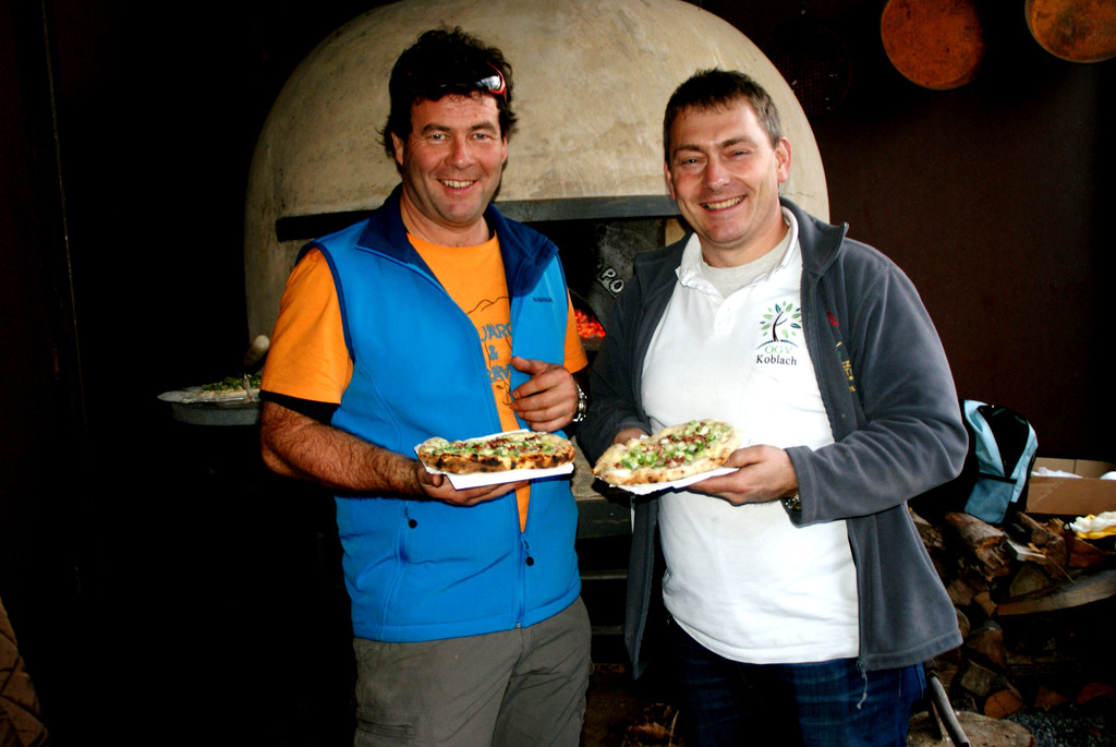 Christian und Oliver mit herrlichem Flammkuchen.JPG