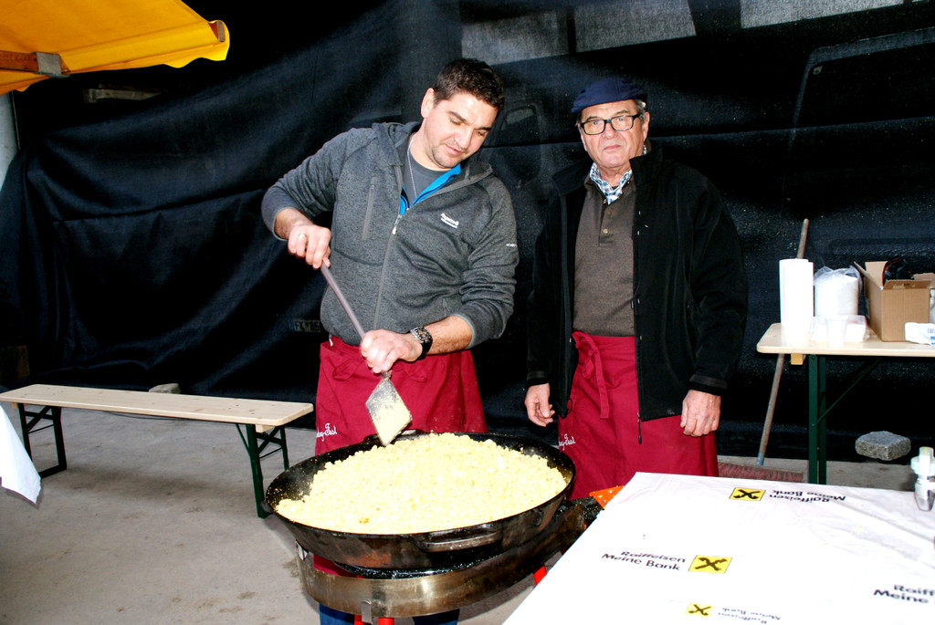 Gerald Kilga und Manfred Gwehenberger mit der gro__en Riebl-Pfanne.JPG
