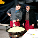 Gerald Kilga und Manfred Gwehenberger mit der gro__en Riebl-Pfanne.JPG