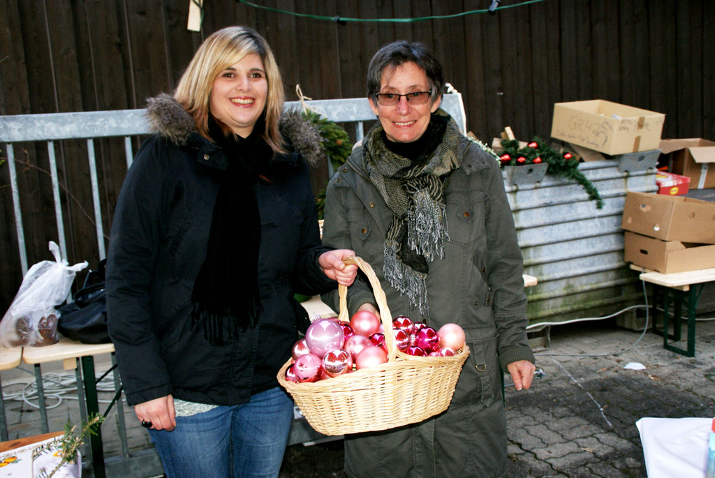 Janine und Burgi verkauften Christbaumkugeln f__r Erwin Kr__utler.JPG