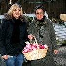 Janine und Burgi verkauften Christbaumkugeln f__r Erwin Kr__utler.JPG