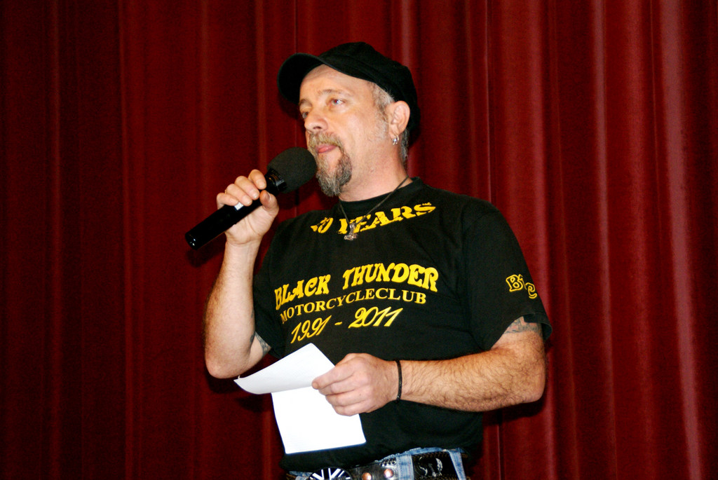 Kinder treten f__r den guten Zweck auf.JPG