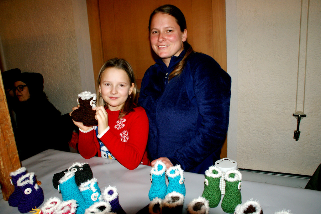 Lea und Saskia mit selbst geh__kelten Babysch__hchen.JPG