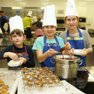 Weihnachtskekse backen mit Vätern und Kindern