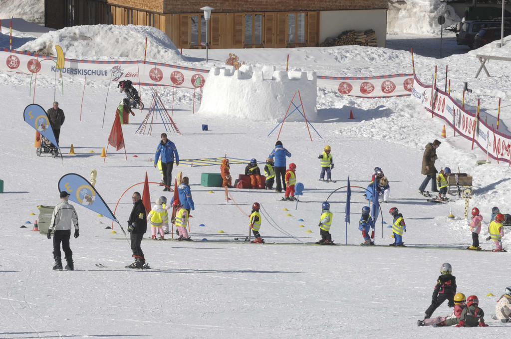 Lech_Zuers_am_Arlberg_Skischule_Lech_by_Sepp_Mallaun__28c_29_LZTG.jpg