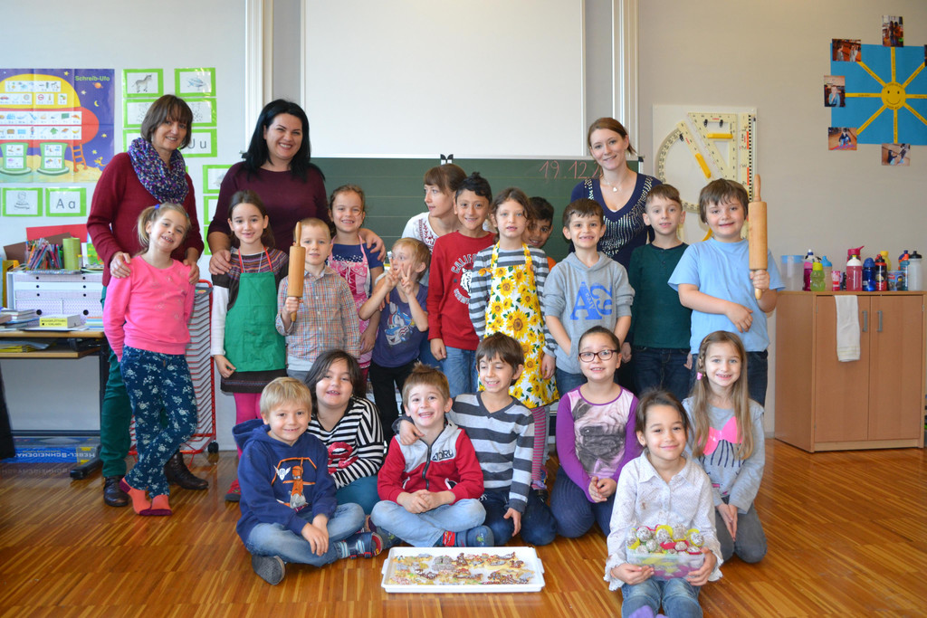 DSC_0028 Frau France_ Svetlana_ Maria und Frau Benedikt mit den flei__igen Weihnachtsb__ckern.JPG