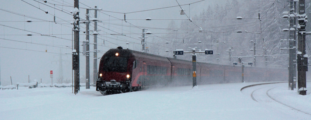 Railjet im Schneetreiben.JPG