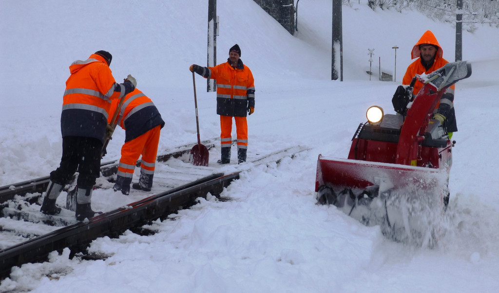 Schneer__umung h__ndisch Arlberg.jpg