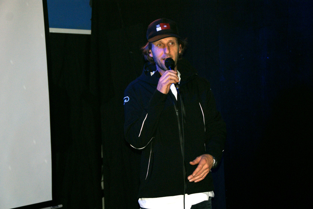 Roman Z__hrer pr__sentiert seine Jungk__nstler.JPG