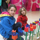 Kinder malen Blumen