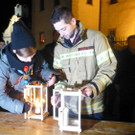 Jugendfeuerwehrler aus ganz Vorarlberg nahmen in Hohenems das Friedenslicht in Empfang.