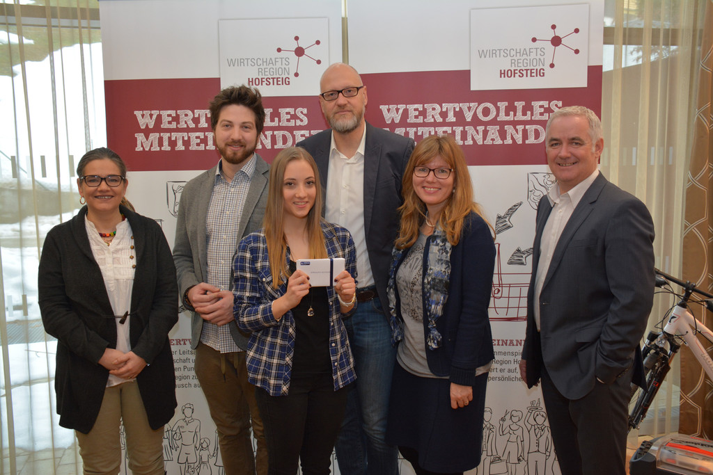 wire vorstand mit gewinnerin.jpg