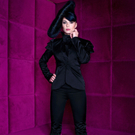 schwarzer, figurnaher Neckholder-Overall aus BW-Satin € 249.- und taillierter Blazer mit exponierten Schultern € 349.-;
