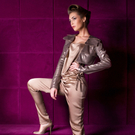 locker-lässiger Overall € 279.-, Lamellen-Bolero € 249.- 