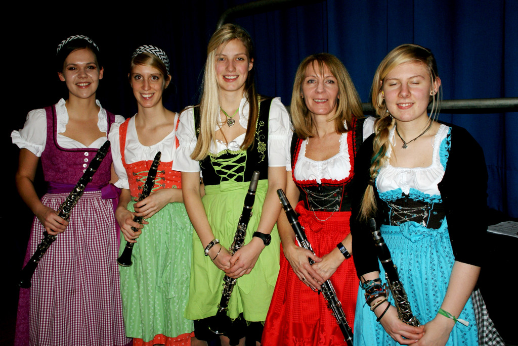 Im feschen Dirndl pr__sentierten sich die Musikantinnen.JPG