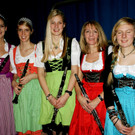 Im feschen Dirndl pr__sentierten sich die Musikantinnen.JPG