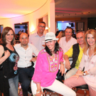 Partygänger lagen im "Night-Fever"